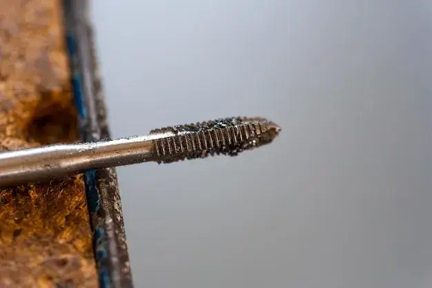 Zdjęcie Jak odkręcić wyrobioną śrubę w samochodzie - skuteczne metody i porady