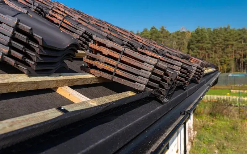 Zdjęcie Ile łat pod dachówkę? Poznaj zasady prawidłowego łacenia dachu