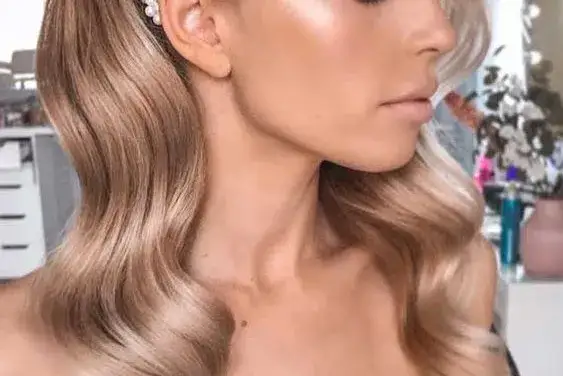 Zdjęcie Jak utrwalić fryzurę na wesele, aby przetrwała całą noc?