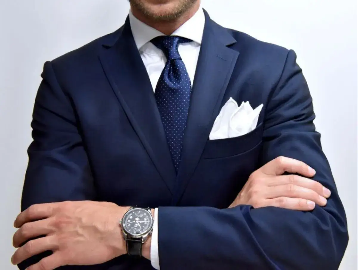 Zdjęcie Jaki krawat do granatowej koszuli: 5 klasycznych zasad doboru na każdą okazję