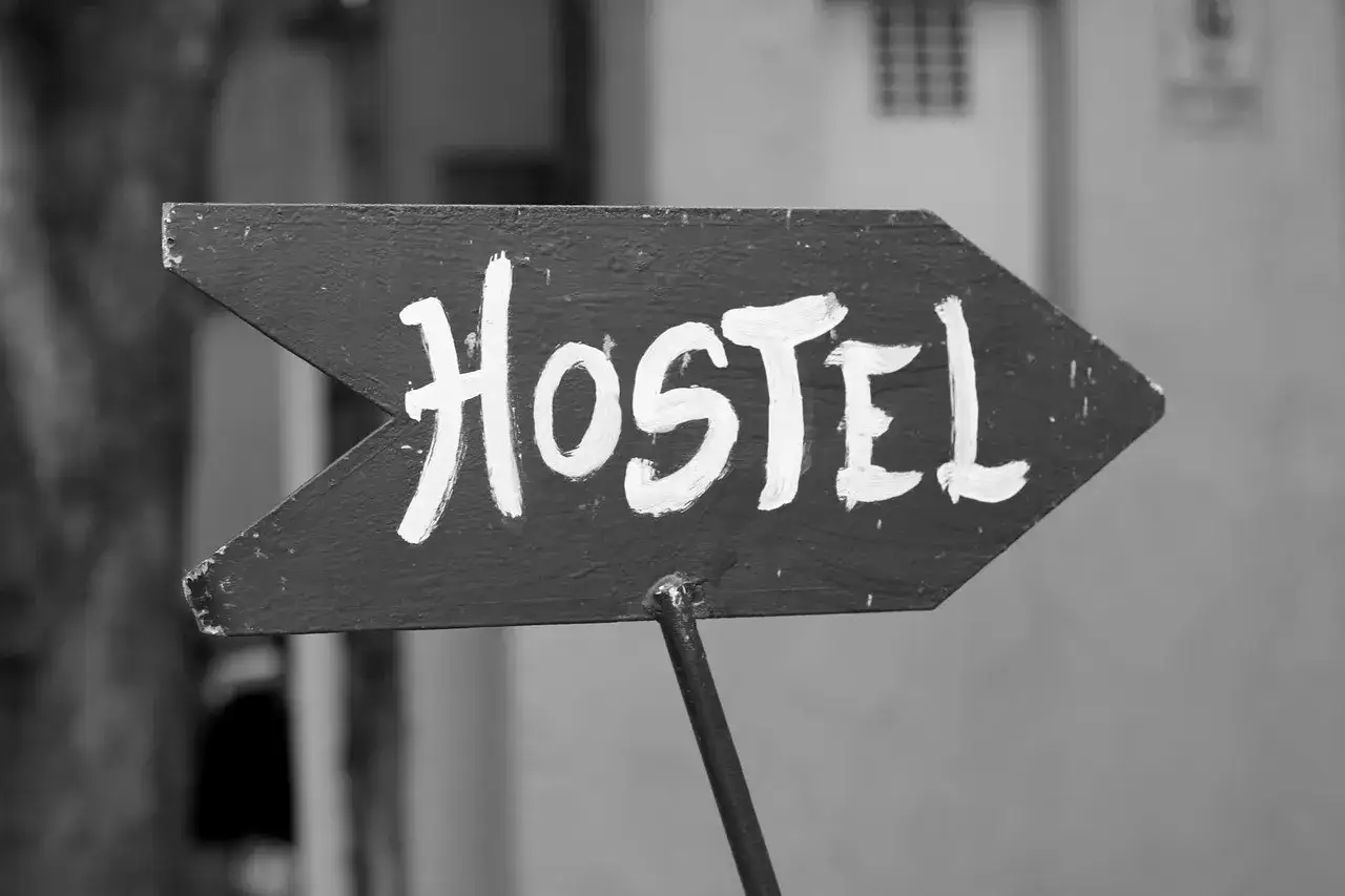 Zdjęcie Jak wygląda nocleg w hostelu? Odkryj zalety i wady tej opcji