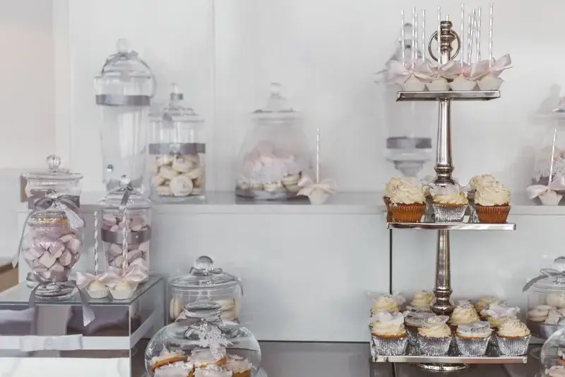 Zdjęcie Naczynia na słodki stół: jak stworzyć efektowny candy bar