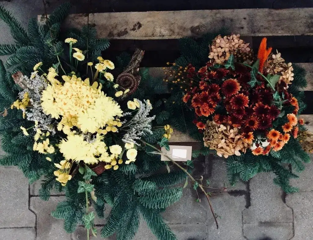 Zdjęcie Jak zrobić stroik na cmentarz z żywego świerku, aby był wyjątkowy