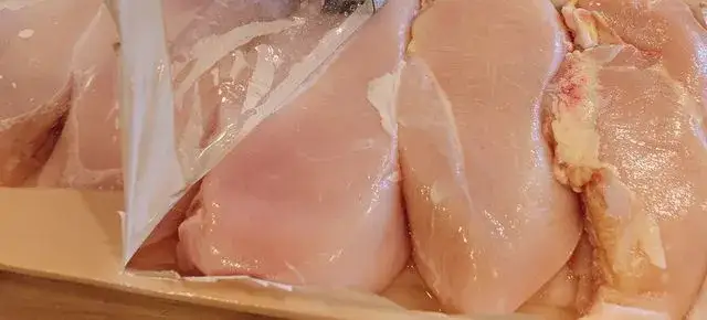 Zdjęcie Co zrobić gdy mięso z kurczaka śmierdzi - uniknij zatrucia pokarmowego