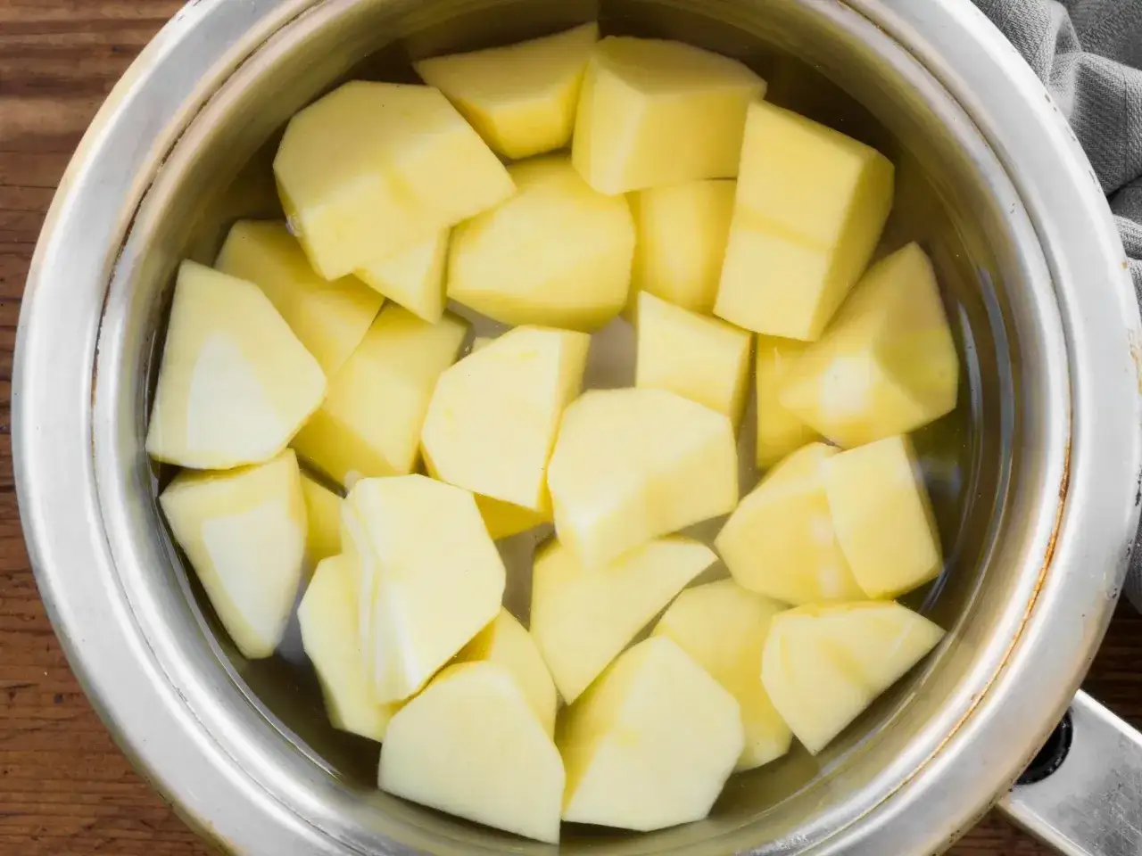 Zdjęcie Jak ugotować ziemniaki do sałatki, aby były idealnie miękkie?