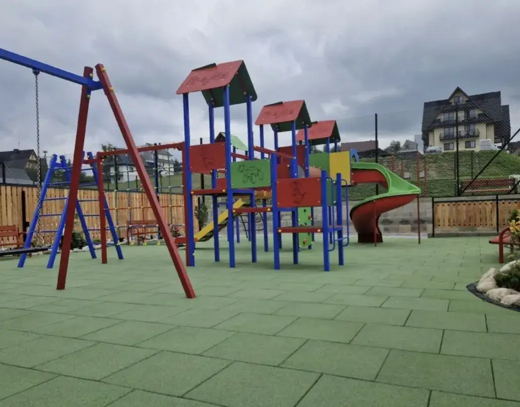 Zdjęcie Czym wysypać plac zabaw, aby zapewnić dzieciom maksymalne bezpieczeństwo?