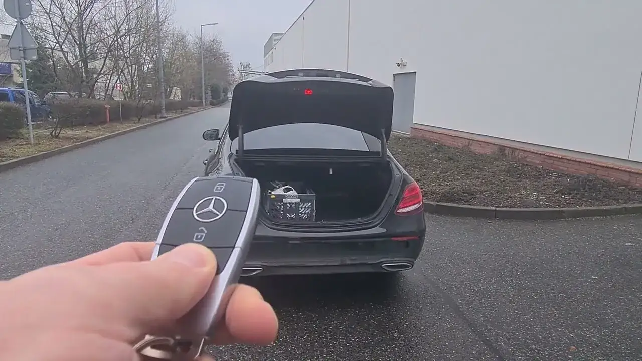 Zdjęcie Jak otworzyć bagażnik Mercedesa W211 bez kluczyka - Praktyczne porady i rozwiązania