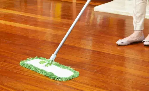 Zdjęcie Jak często myć panele podłogowe, aby uniknąć ich zniszczenia?