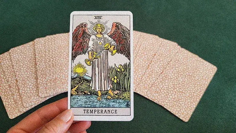 Zdjęcie Temperance w tarocie: znaczenie karty i jej wpływ na Twoje życie