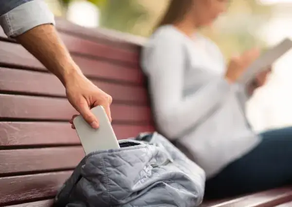 Zdjęcie Kradzież telefonu co zrobić: 10 kroków, które uratują Twoje dane