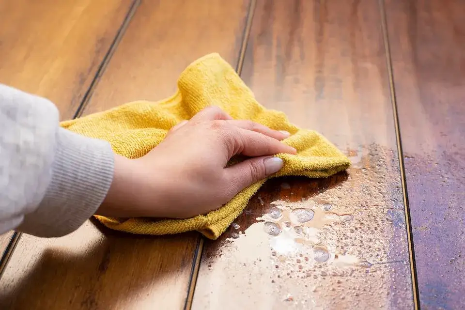 Zdjęcie Skuteczne domowe sposoby na mycie paneli bez uszkodzeń i smug