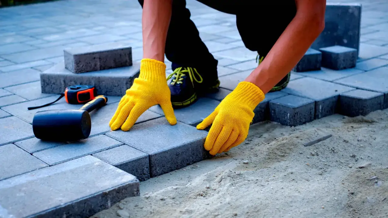 Zdjęcie Ile kosztuje układanie kostki z podbudową? Ceny, rodzaje i ukryte wydatki