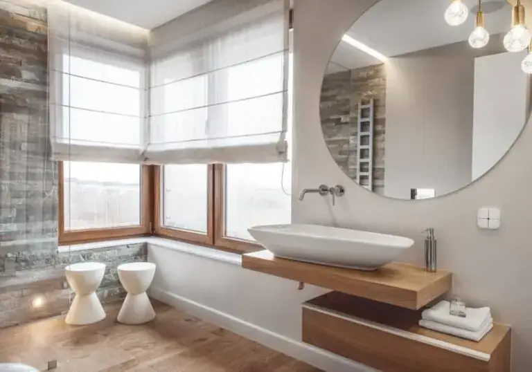 Zdjęcie Praktyczne sposoby, czym zasłonić okno w łazience dla większej prywatności