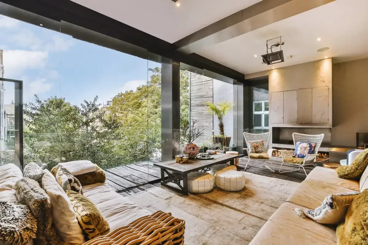 Zdjęcie Modne dekoracje dużych okien w salonie. Sposób na stylowe wnętrze