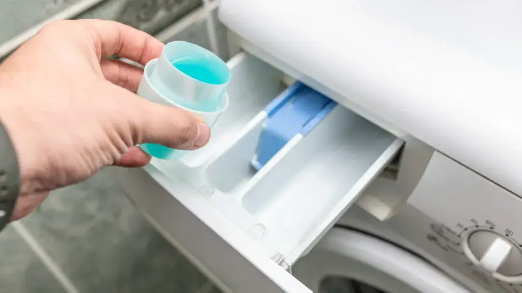 Zdjęcie Czy płyn do prania można wlać do bębna? Uniknij zniszczeń ubrań!