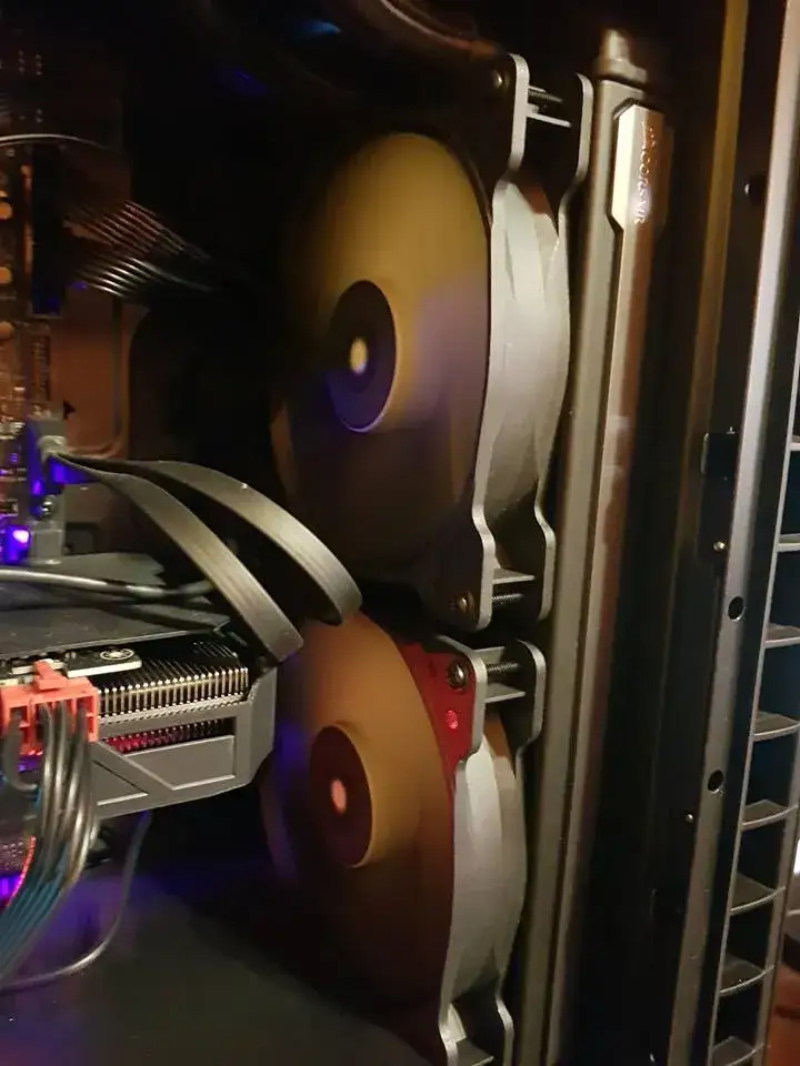 Zdjęcie Jak zamontować wentylator w obudowie, aby uniknąć przegrzewania komputera