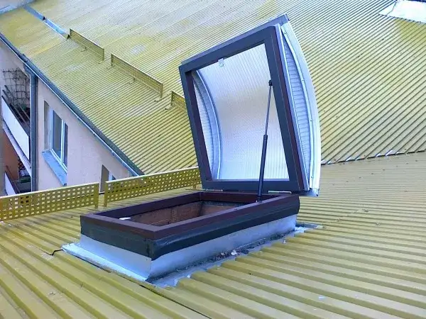 Zdjęcie Właz na dach – kluczowe informacje, rodzaje i przepisy dotyczące montażu