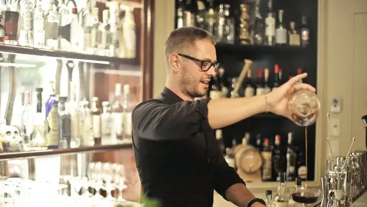 Zdjęcie Ile zarabia barman w Kanadzie? Zaskakujące dane o wynagrodzeniach