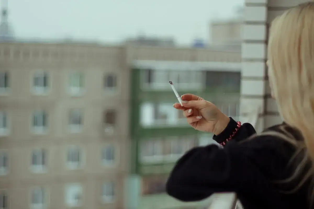 Zdjęcie Czy można palić na balkonie w bloku? Sprawdź zasady i konsekwencje