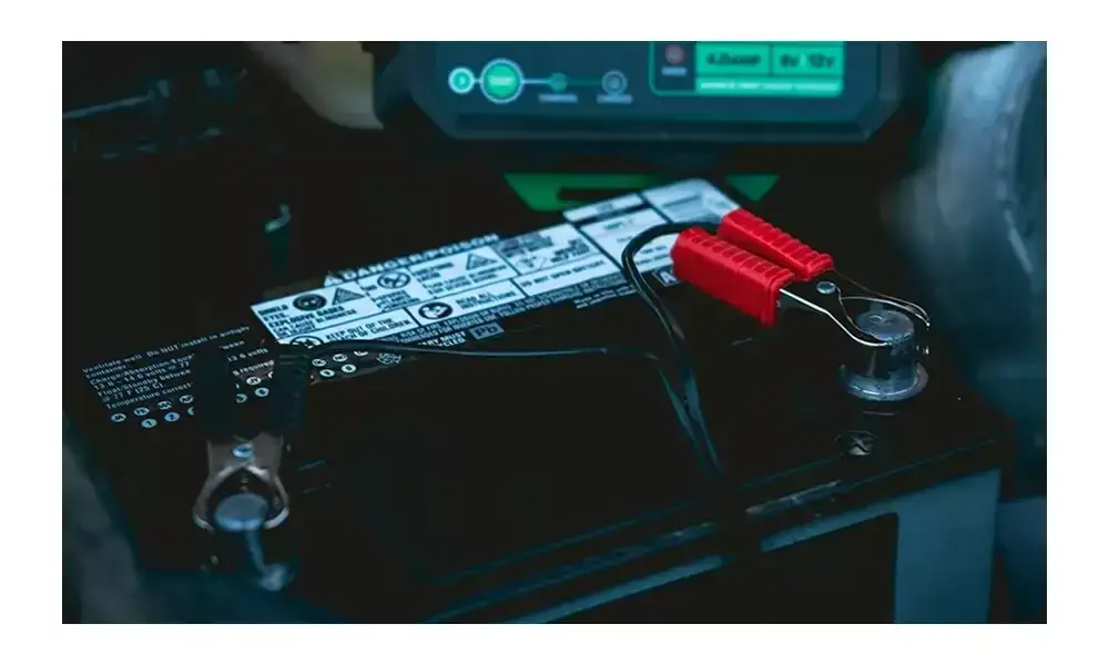 Zdjęcie Jakim prądem ładować akumulator motocyklowy, aby uniknąć uszkodzeń?