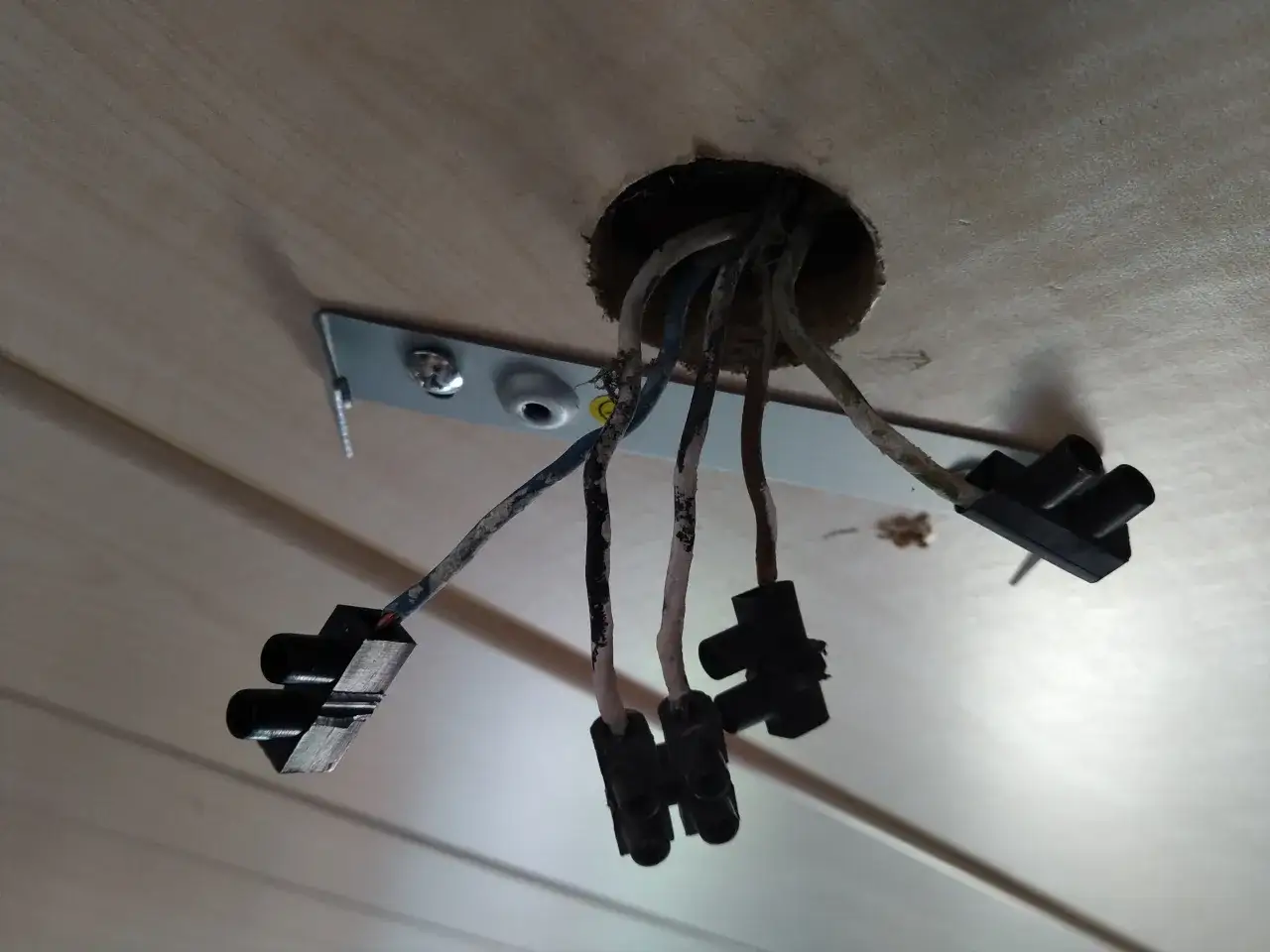 Zdjęcie Jak przerobić stary żyrandol – proste kroki, by odmienić swoje oświetlenie