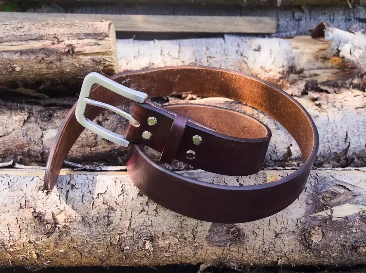 Zdjęcie Jak zwinąć pasek do spodni, aby uniknąć uszkodzeń i bałaganu