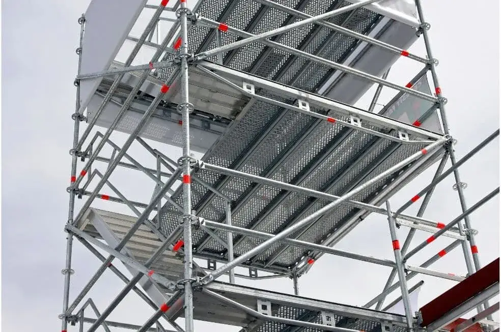 Zdjęcie Jakie rusztowanie na elewację? Porównanie, bezpieczeństwo, koszty