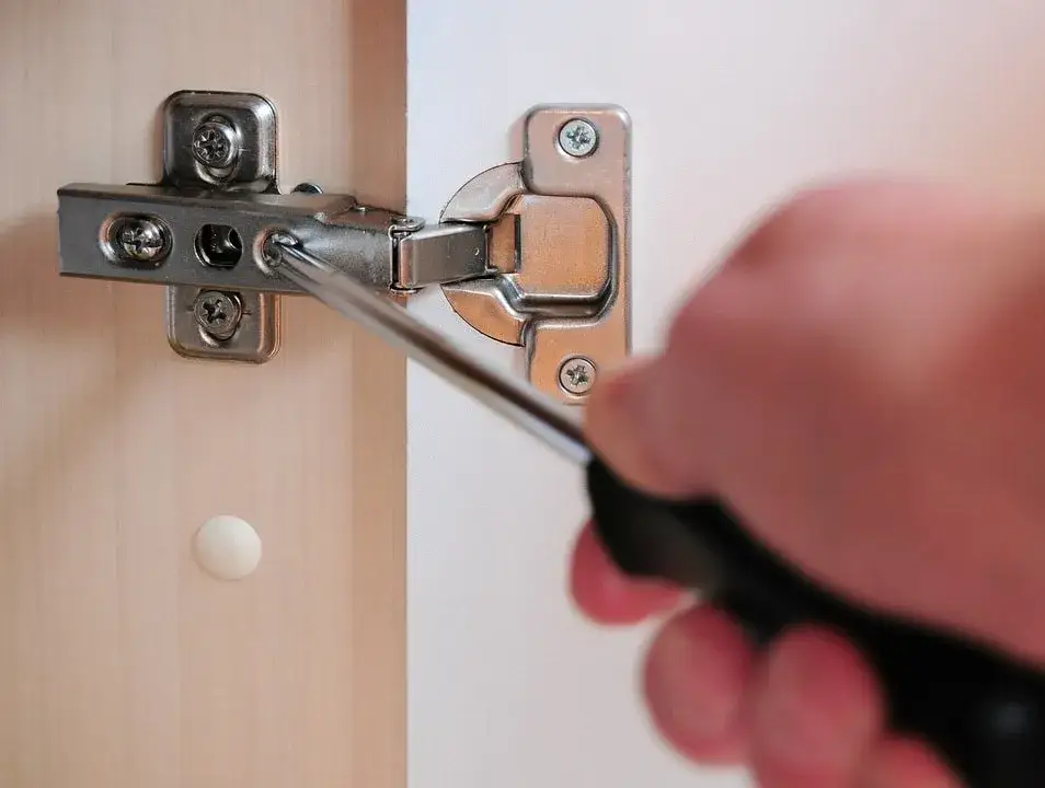 Zdjęcie Jak ustawić zawiasy w szafce, aby uniknąć problemów z drzwiami