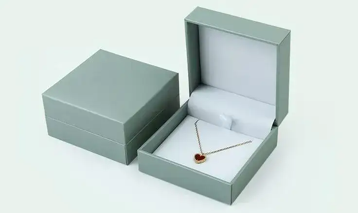 Zdjęcie Jak skutecznie zapobiec plątaniu się naszyjników w codziennym życiu