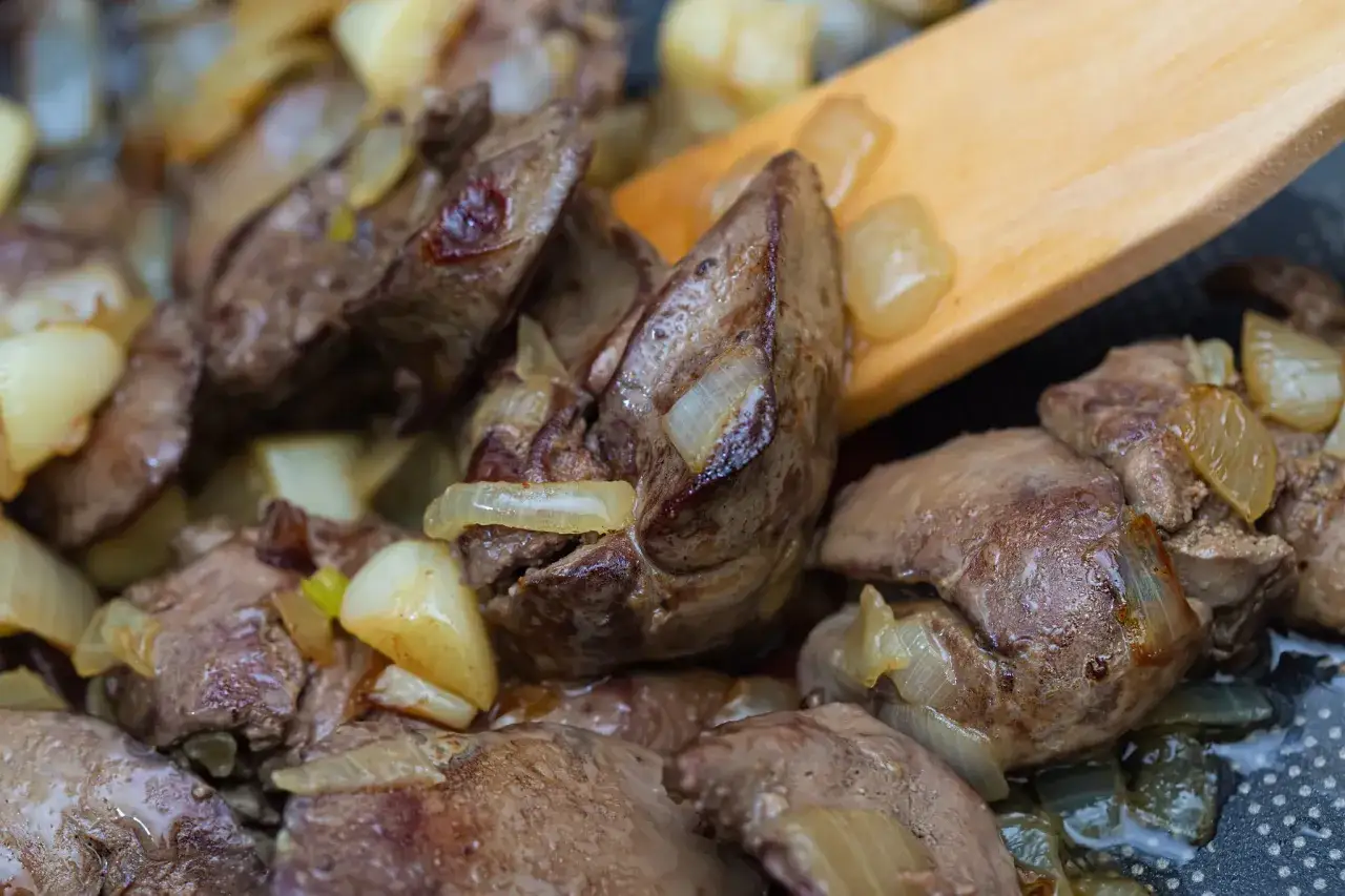Zdjęcie Jak smażyć wątróbkę żeby nie strzelała - sprawdzone triki i porady
