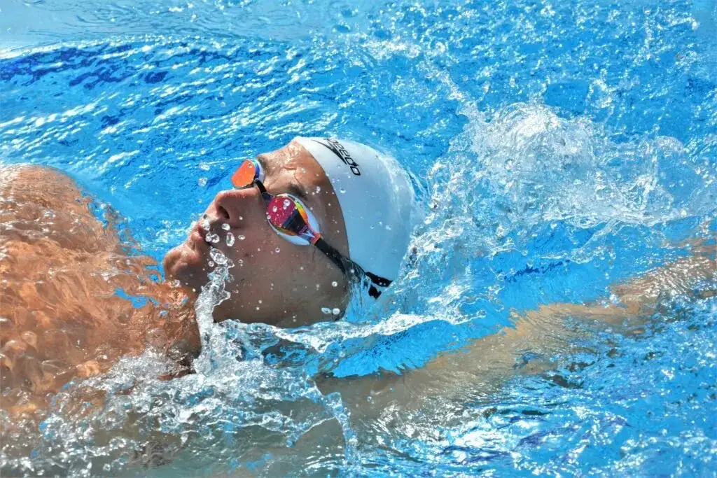 Zdjęcie Styl pływacki w którym pływa się na boku - sekrety i zalety bocznego pływania