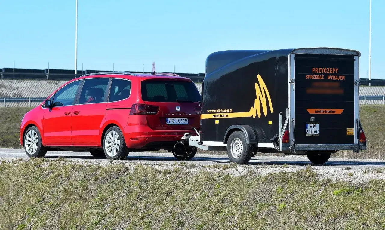 Zdjęcie Jakie prawo jazdy na bus z przyczepą? Wszystko, co musisz wiedzieć!