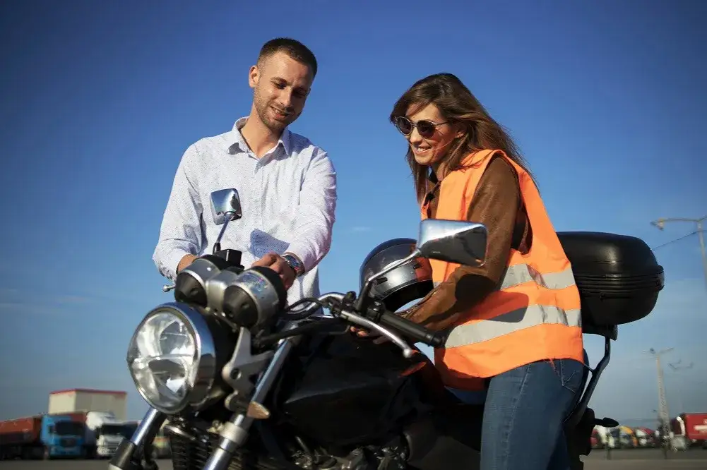 Zdjęcie Co to jest motorower? Kluczowe informacje i przepisy prawne