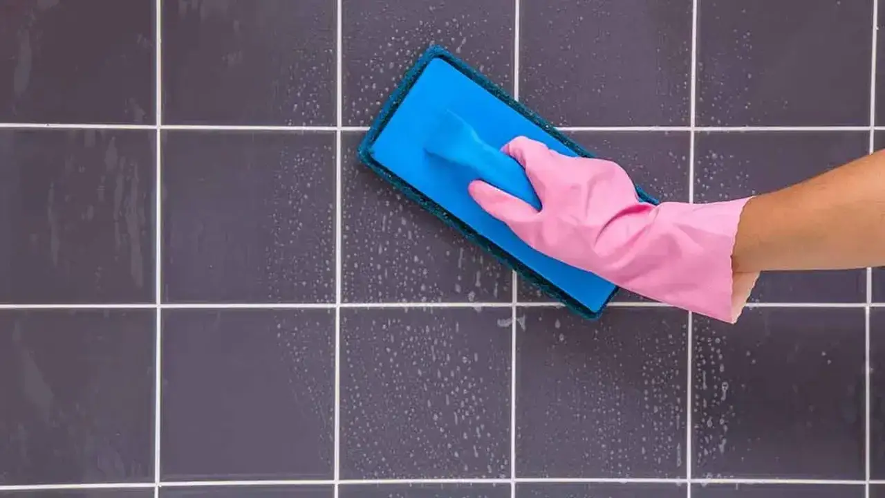 Zdjęcie Czym myc kafelki na wysoki połysk, aby uniknąć smug i zarysowań
