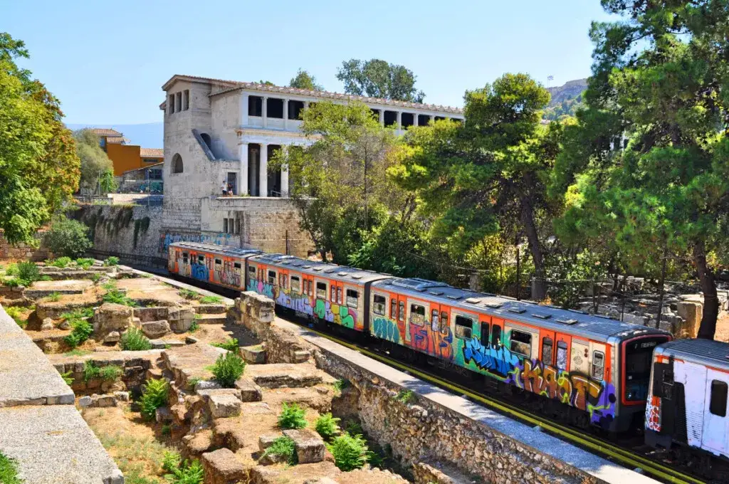 Zdjęcie Metro Ateny - Jak korzystać z komunikacji miejskiej w stolicy Grecji?