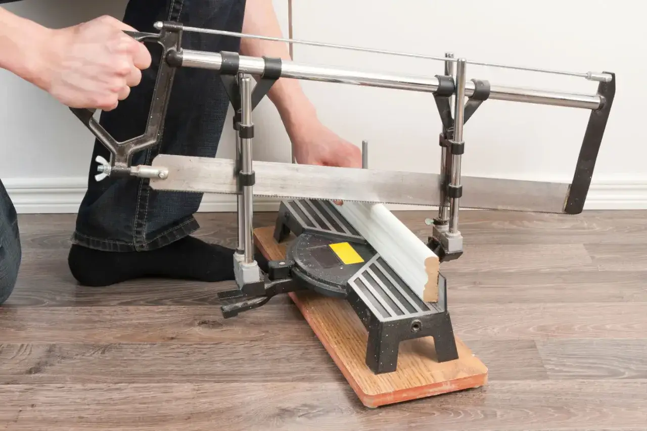 Zdjęcie Jak docinać listwy podłogowe, by uniknąć błędów i uzyskać perfekcję