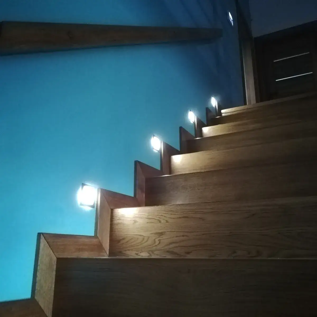 Zdjęcie Optymalna wysokość oświetlenia schodowego – jak uniknąć błędów montażu