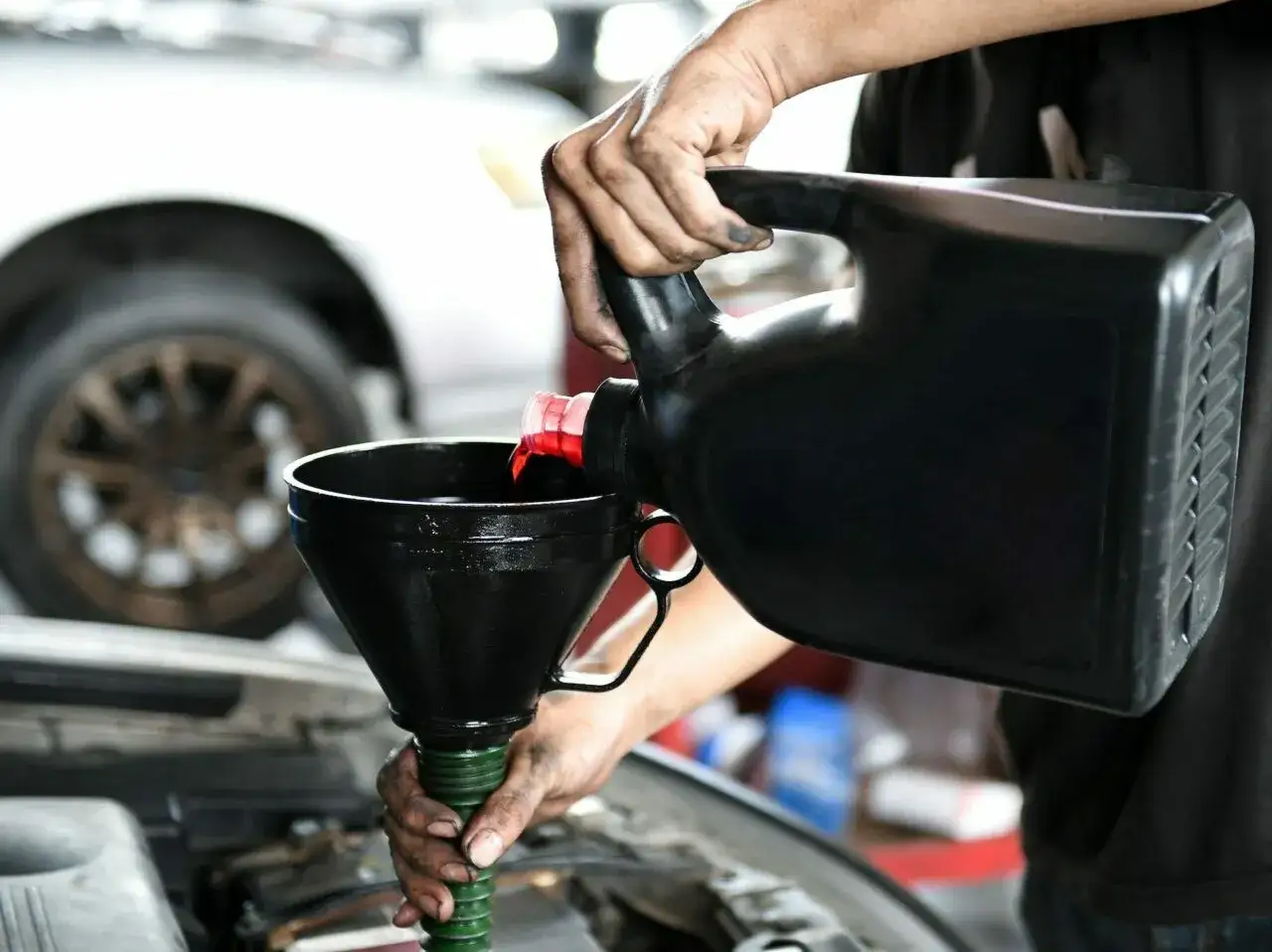 Zdjęcie Jak często wymieniać olej 10W40 w silniku benzynowym, aby uniknąć problemów?