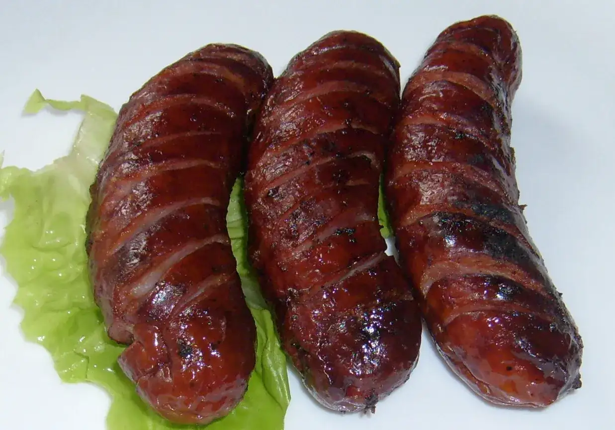 Zdjęcie Kiełbasa na grilla Biedronka – najlepsze wybory i składniki