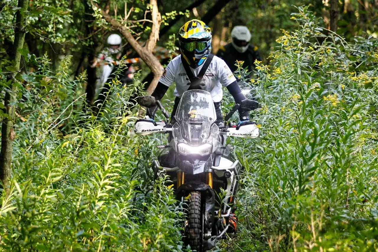 Zdjęcie Czy enduro można jeździć po ulicy? Sprawdź, co musisz wiedzieć