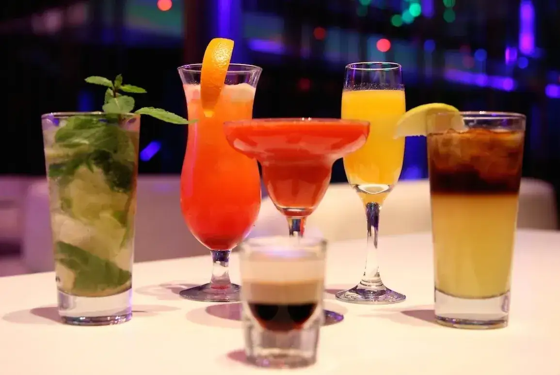 Zdjęcie Najlepsze przepisy na czerwony drink, które zaskoczą Twoich gości