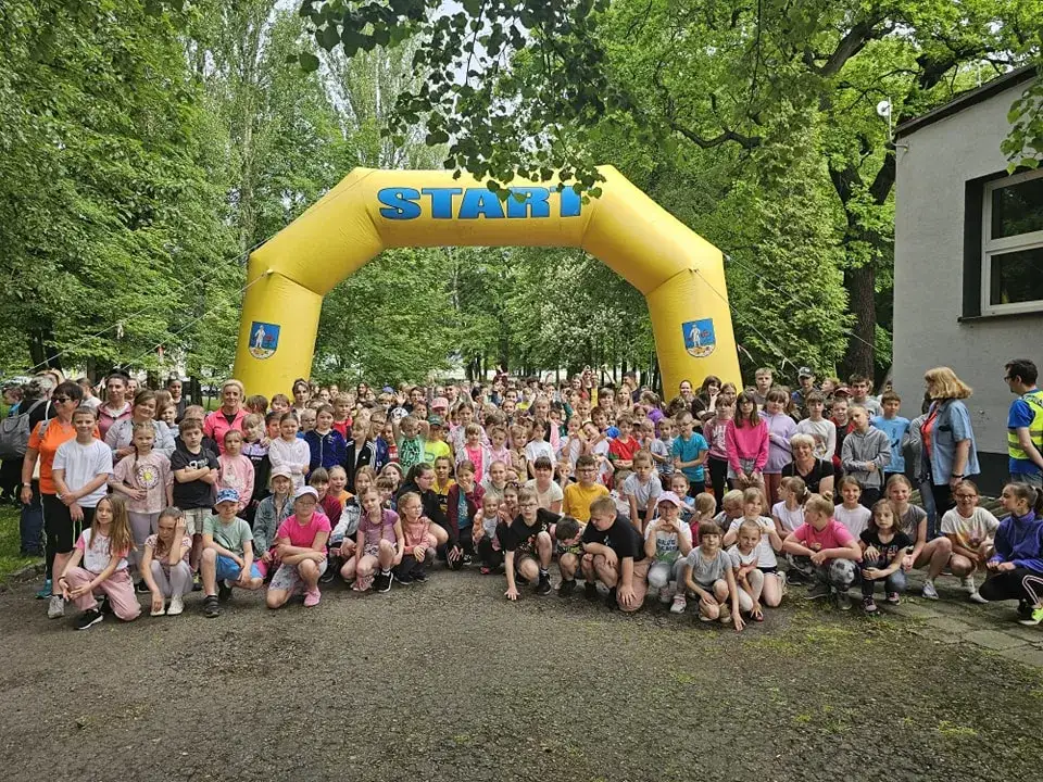 Zdjęcie Bieg na 800 m w szkole podstawowej: czasy i oceny uczniów