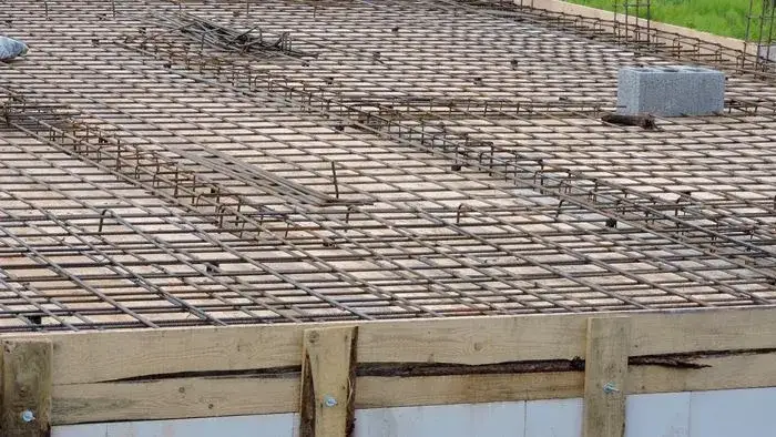 Zdjęcie Ile desek na szalunek stropu: 5 kluczowych obliczeń budowlanych