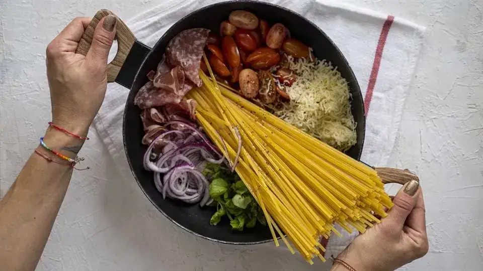 Zdjęcie Szybkie spaghetti z patelni - prosty przepis na pyszne danie