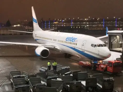 Zdjęcie Ile trwa lot z Warszawy do Tirany? Zaskakujące fakty o czasie przelotu