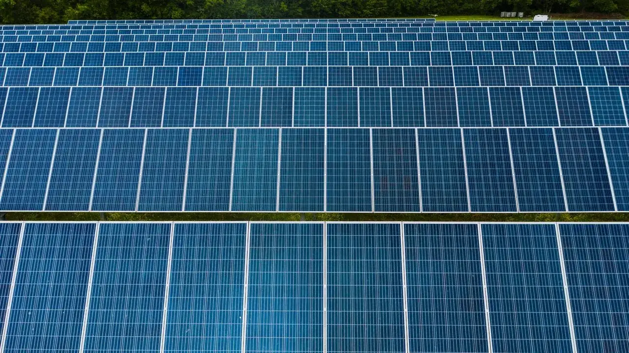 Zdjęcie Zjawisko fotowoltaiczne – jak działa i dlaczego zmienia przyszłość energii?