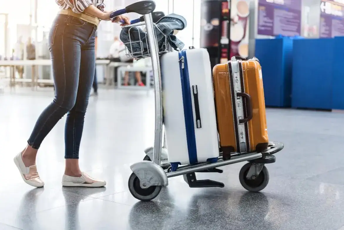 Zdjęcie Czy można przewozić pamiątki w bagażu podręcznym? Zasady i ograniczenia