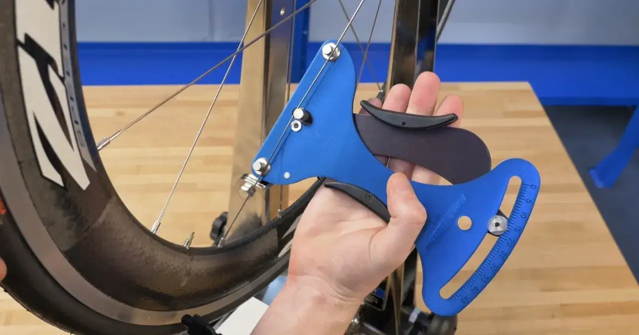 Zdjęcie Jak wycentrować koło w rowerze w domu i uniknąć typowych błędów