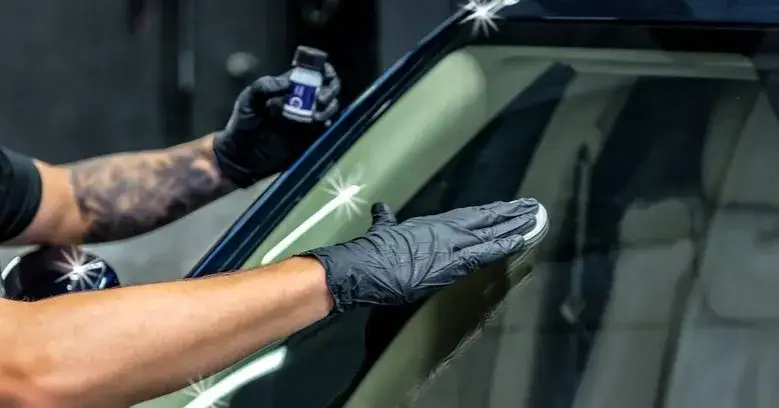 Zdjęcie Skuteczne sposoby na odtłuszczenie szyby w samochodzie bez wysiłku