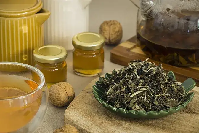 Zdjęcie Jak prawidłowo dodawać miód do herbaty - skuteczne sposoby i zalecenia